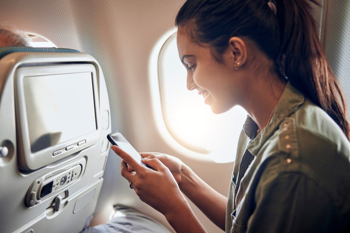 Experts explain why you really should put your phone in airplane mode during a flight